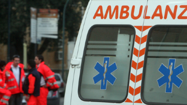 Ambulanza con personale sanitario.