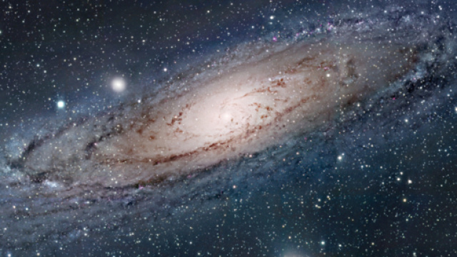 In alto, un'immagine della Via Lattea.