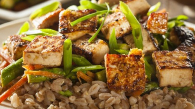 Menu vegano: tofu, melanzane e ananas.