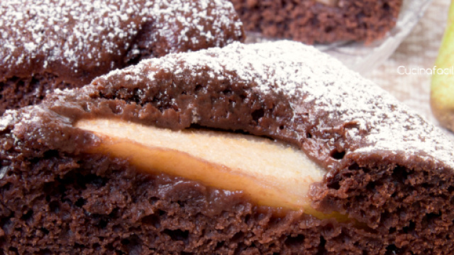 Torta Pere e Cioccolato soffice | Senza uova burro e latte - giallozafferano.it