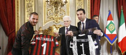 Consegna delle maglie ufficiali di Milan e Juventus a Sergio Mattarella.