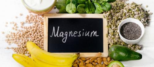 L'impomagnesemia è la carenza di magnesio: cause, sintomi, fonti alimentari di questo oligoelemento.