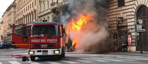 Autobus in fiamme nel centro di Roma