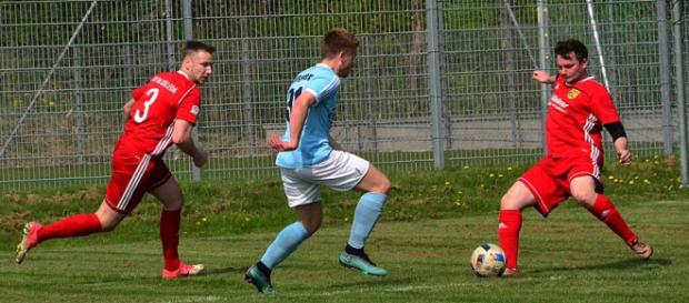 Beim 0:1 in Büßleben mühten sich die Kölledaer (Rot) noch vergebens. Gegen Artern gelang beim 3:1 der Befreiungsschlag. Foto: Gunter Appel Beim 0:1 in Büßleben mühten sich die Kölledaer (Rot) noch vergebens. Gegen Artern gelang beim 3:1 der Befreiungsschlag. Foto: Gunter Appel