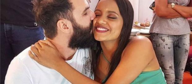 Gleici e Wagner aos chamegos em foto na internet. Gleici e Wagner aos chamegos em foto na internet.