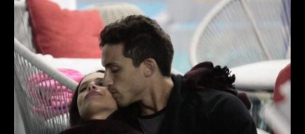 Grande Fratello, Matteo Gentili ha dimenticato Paola Di Benedetto Grande Fratello, Matteo Gentili ha dimenticato Paola Di Benedetto