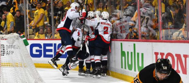 Los Caps finalmente vencen a los Penguins y están en la Final del Este. NHL.com. Los Caps finalmente vencen a los Penguins y están en la Final del Este. NHL.com.