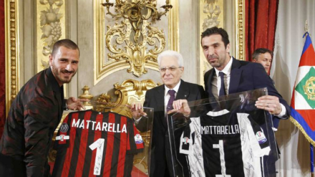 Consegna delle maglie ufficiali di Milan e Juventus a Sergio Mattarella.