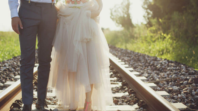 Il brivido dell'imprevisto, sposi sul binario della felicità...