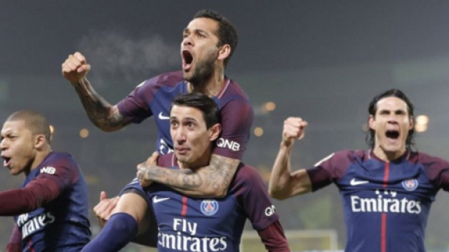 Les joueurs du PSG fêtent leur but