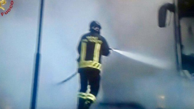 Roma: autobus prende fuoco in via del Tritone