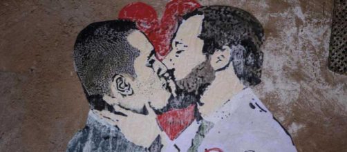 Il murales comparso e cancellato a Roma che ritrae il bacio tra Di Maio e Salvini