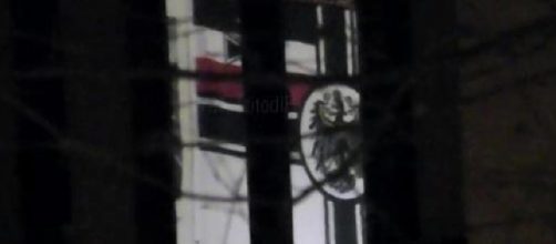 La foto della presunta bandiera neonazista nella caserma CC di Firenze: in realtà appartiene alla marina militare germanica del Secondo Reich.