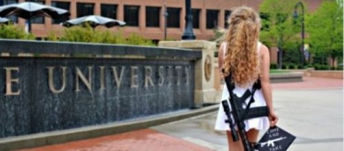 La studentessa USA che si reca all'università con un fucile da combattimento - Foto: vanityfair.it