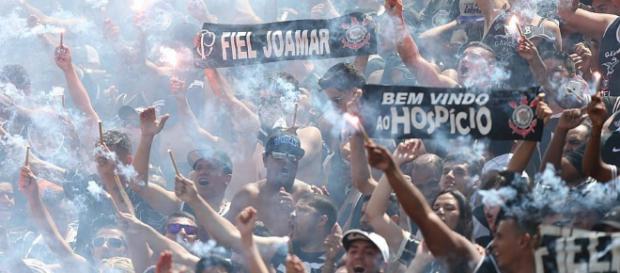 A torcida corintiana comemora mais uma contratação A torcida corintiana comemora mais uma contratação