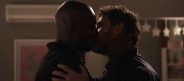 Beijo gay de Samuel e Cido em 'O Outro Lado do Paraíso' Beijo gay de Samuel e Cido em 'O Outro Lado do Paraíso'