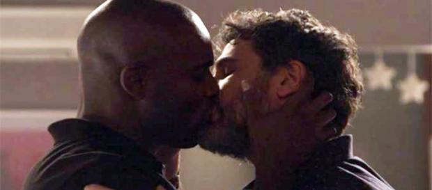 Cido (Rafael Zulu) e Samuel (Eriberto Leão) se beijam em 'O Outro Lado do Paraíso' (Reprodução/TV Globo Cido (Rafael Zulu) e Samuel (Eriberto Leão) se beijam em 'O Outro Lado do Paraíso' (Reprodução/TV Globo