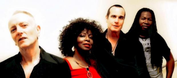 Delta Deep. De izquierda a Derecha; Phil Collen, Debbi Blackwell-Cook, Robert DeLeo y Forrest Robinson. Delta Deep. De izquierda a Derecha; Phil Collen, Debbi Blackwell-Cook, Robert DeLeo y Forrest Robinson.