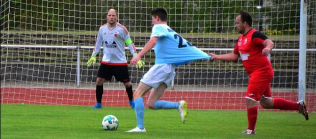 Häufig nur durch Fouls zu bremsen (wie hier Max Laube beim 2:1-Sieg in Mühlhausen) sind derzeit die Fußballer aus Büßleben. Foto: Gunter Appel Häufig nur durch Fouls zu bremsen (wie hier Max Laube beim 2:1-Sieg in Mühlhausen) sind derzeit die Fußballer aus Büßleben. Foto: Gunter Appel