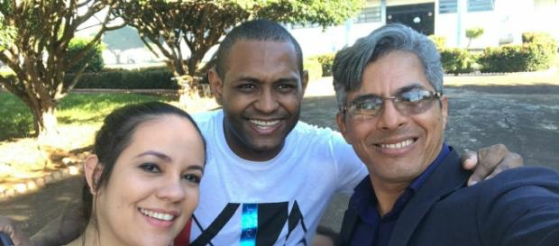 Jobson posa para foto com seu advogado Jobson posa para foto com seu advogado