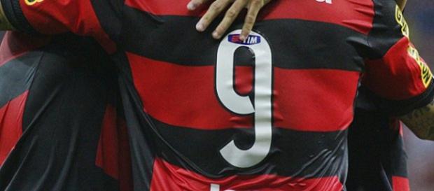 O jogador deve vestir a camisa nove O jogador deve vestir a camisa nove