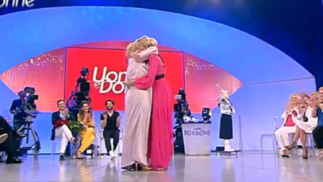 Uomini e Donne 1 giugno 2018: Tina e Gemma fanno pace