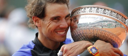 Avec émotion et larmes aux yeux, Rafael Nadal a serré dans ses bras sous 11ième trophée à Roland Garros
