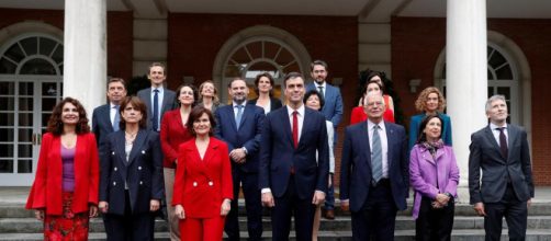 Foto del família del primer consejo de Ministros de Pedro Sánchez. Public Domain.