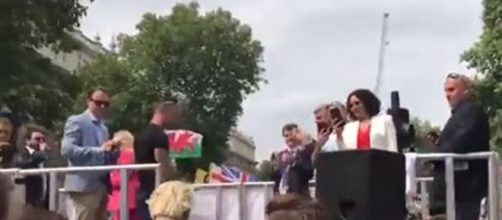 Geert Wilders arrives at Free Tommy Robinson Rally- Brietbart | Twitter