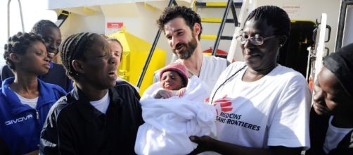 Rescatan a unos 2.000 inmigrantes y un bebé recién nacido en las ... - clarin.com