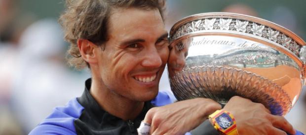 Avec émotion et larmes aux yeux, Rafael Nadal a serré dans ses bras sous 11ième trophée à Roland Garros Avec émotion et larmes aux yeux, Rafael Nadal a serré dans ses bras sous 11ième trophée à Roland Garros