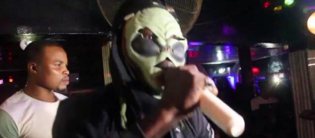Le rappaur cagoulé Tobê Yéton à un concert Le rappaur cagoulé Tobê Yéton à un concert