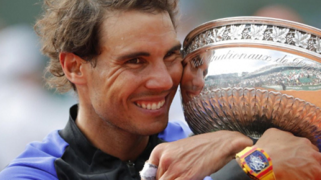 Avec émotion et larmes aux yeux, Rafael Nadal a serré dans ses bras sous 11ième trophée à Roland Garros