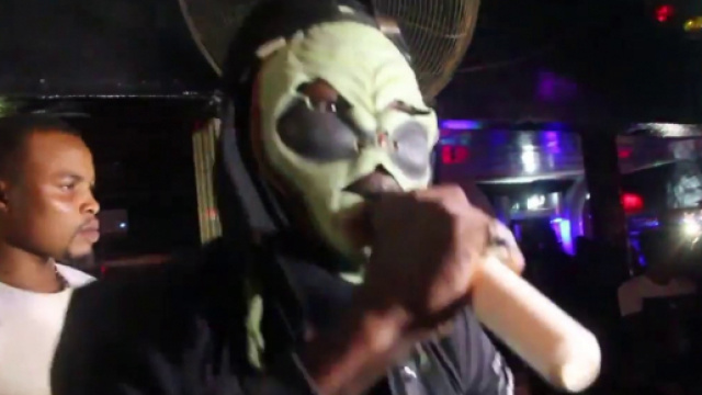 Le rappaur cagoulé Tobê Yéton à un concert