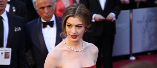 Anne Hathaway on the Academy Awards red carpet (Image credit – Mingle Media TV, Wikimedia Commons)