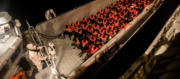 Barco con mas de 600 inmigrantes a bordo y alimentos para solo las proximas 24 horas Barco con mas de 600 inmigrantes a bordo y alimentos para solo las proximas 24 horas