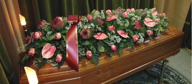 Niente soldi per il funerale: tiene in casa per cinque mesi il cadavere mummificato della zia. Niente soldi per il funerale: tiene in casa per cinque mesi il cadavere mummificato della zia.
