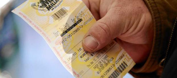 Un commerciante ha restituito al legittimo proprietario il biglietto vincente da un milione di dollari Un commerciante ha restituito al legittimo proprietario il biglietto vincente da un milione di dollari