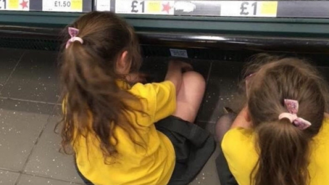 Gran Bretagna, sorelle indocili obbligate a sedersi per terra nel supermarket.