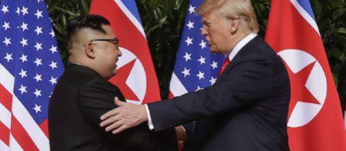 La storica stretta di mano tra Kim Jong-un e Donald Trump