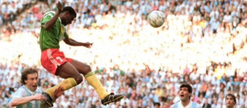 L'incredibile gol di testa di Omam-Biyik in Argentina-Camerun, match inaugurale dei Mondiali del 1990