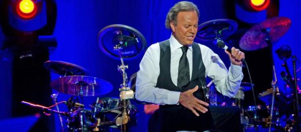 Julio Iglesias se da por notificado ante la demanda de filiación de Javier Santos Julio Iglesias se da por notificado ante la demanda de filiación de Javier Santos