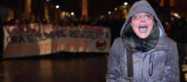 licenziata la maestra che insultò la polizia a Torino licenziata la maestra che insultò la polizia a Torino