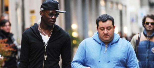 Mario Balotelli est suivi de très près par son agent Mino Raiola, qui veut lui assurer un salaire décent. Mario Balotelli est suivi de très près par son agent Mino Raiola, qui veut lui assurer un salaire décent.