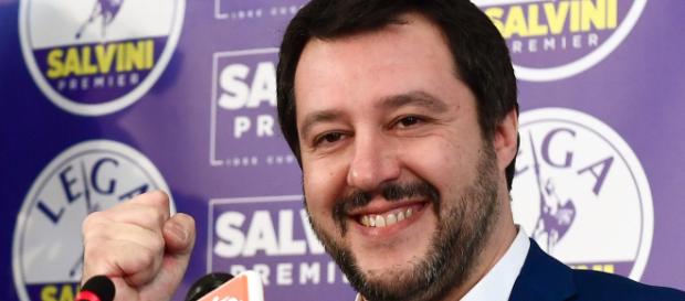 Salvini si prende in mano l'Italia (foto presa da Google Immagini) Salvini si prende in mano l'Italia (foto presa da Google Immagini)