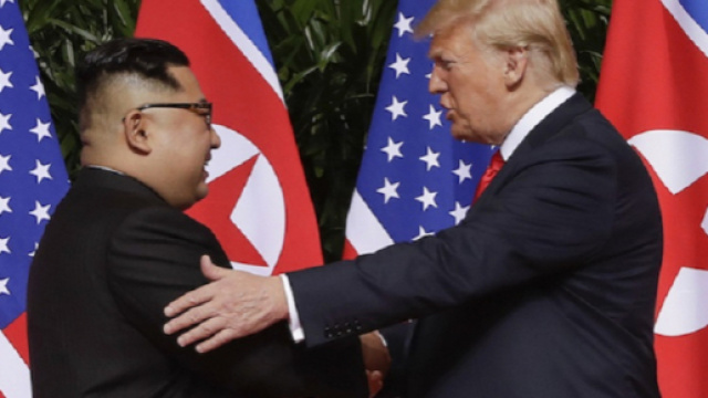 La storica stretta di mano tra Kim Jong-un e Donald Trump