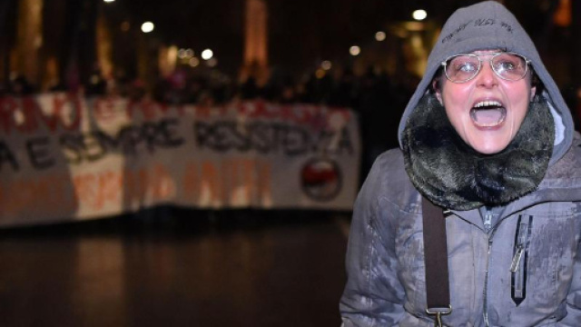licenziata la maestra che insult&ograve; la polizia a Torino