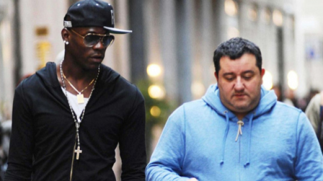 Mario Balotelli est suivi de très près par son agent Mino Raiola, qui veut lui assurer un salaire décent.