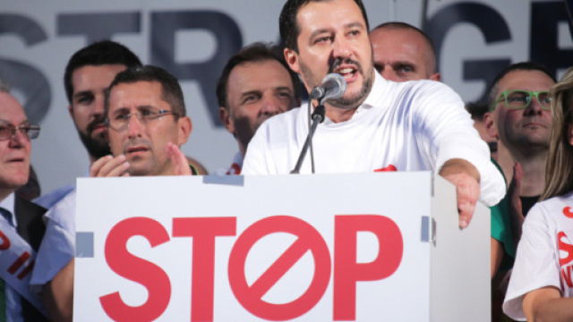 Salvini in campagna elettorale adotta lo slogan "stop invasione"