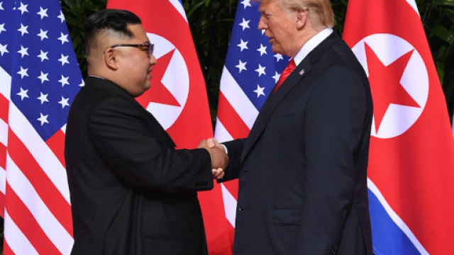 Trump-Kim, storica stretta di mano e dichiarazione congiunta